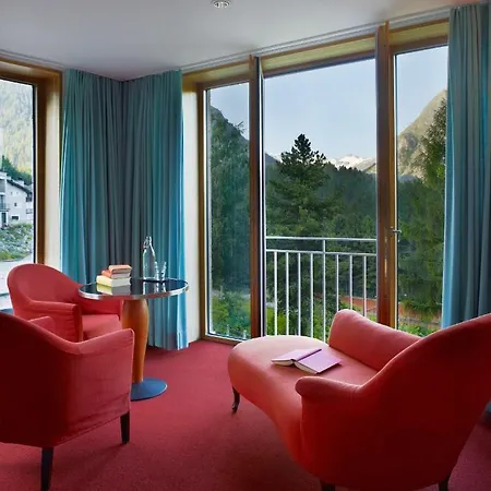 Hotel S *