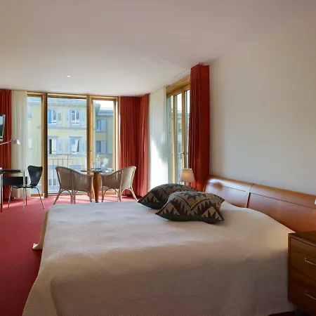 Hotel S *